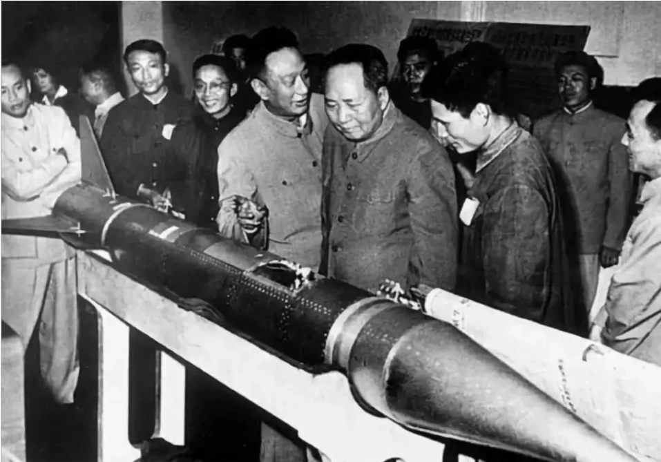1960年5月，毛澤東在上海參觀中國研究制造的第一枚探空火箭?.png