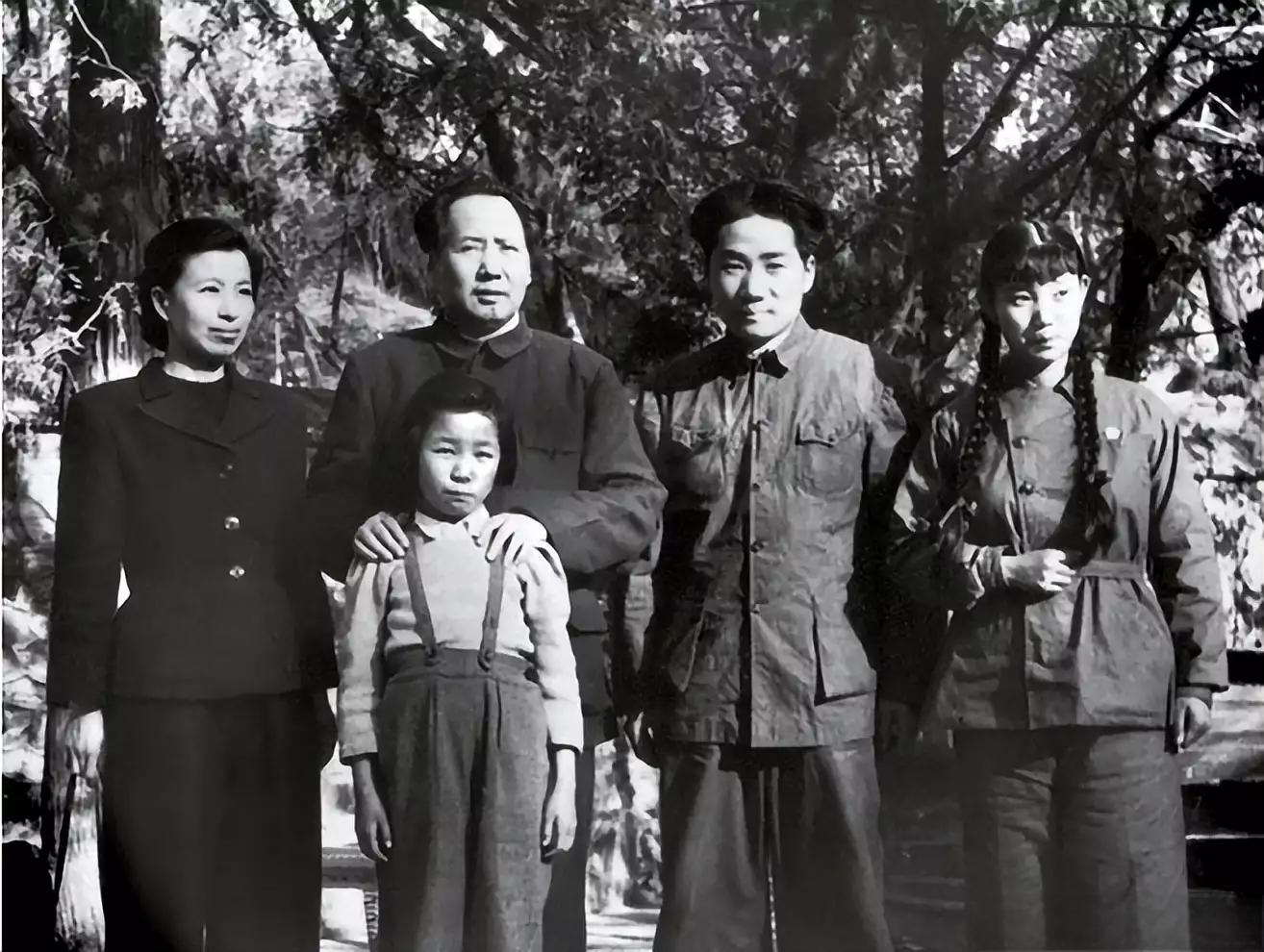 毛岸英是主席和第一任妻子楊開慧所生的兒子。生于1922年10月。毛岸英1950年10月參加朝鮮戰(zhàn)爭，跟隨抗美援朝部隊(duì)入朝作戰(zhàn)。1950年11月25日在美軍的空襲中不幸被炮彈擊中，英勇犧牲。今天這張全家福，是毛岸英如朝前拍攝的。下面，一起來看看吧！.webp.jpg