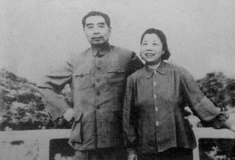 母親收藏的一張周恩來和鄧穎超合影，估計民間沒有幾張了[原創(chuàng)] - 圖說歷史|國內 - 華聲論壇