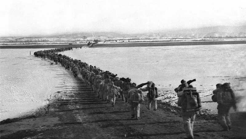 1950年冬，中國人民志愿軍跨過鴨綠江。.jpg