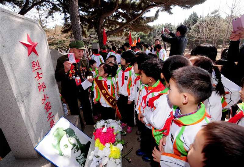 在沈陽抗美援朝烈士陵園，志愿軍老戰(zhàn)士向?qū)W生們講述邱少云的英雄事跡。張文魁 攝.jpg
