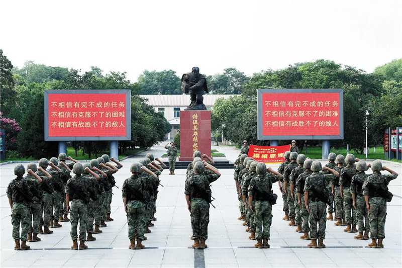陸軍第83集團(tuán)軍某旅“楊根思連”官兵向老連長(zhǎng)報(bào)告。何百源 攝.jpg