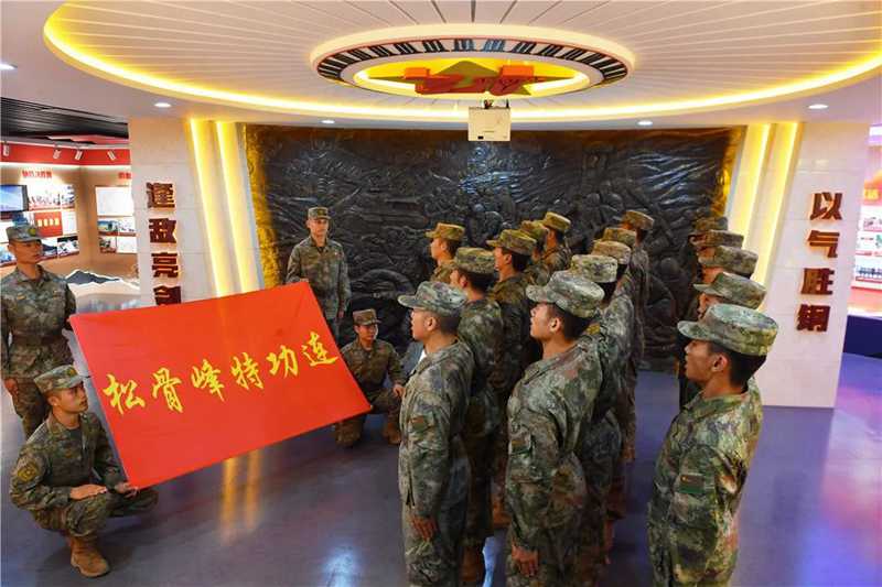 陸軍第81集團(tuán)軍某旅“松骨峰特功連”舉行新兵對(duì)連旗宣誓儀式。.jpg