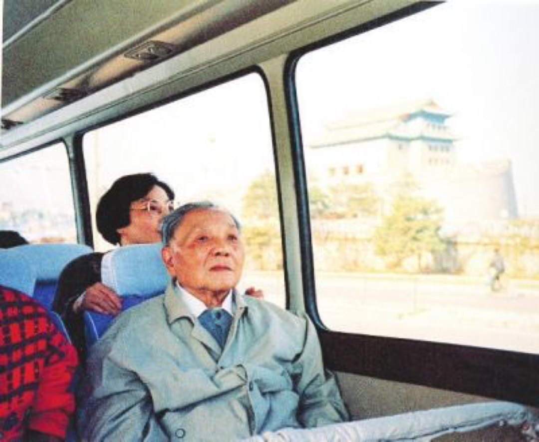 中國問題專家傅高義曾說：“中國并不是必然會出現(xiàn)一位鄧小平這樣的政治家，他出現(xiàn)了，并且改變了中國，這是中國的幸運(yùn)?！?png
