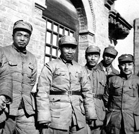 1938年，朱德、彭德懷、鄧小平、蕭克（右二）、彭雪楓等在山西洪洞縣馬牧村八路軍總部.png