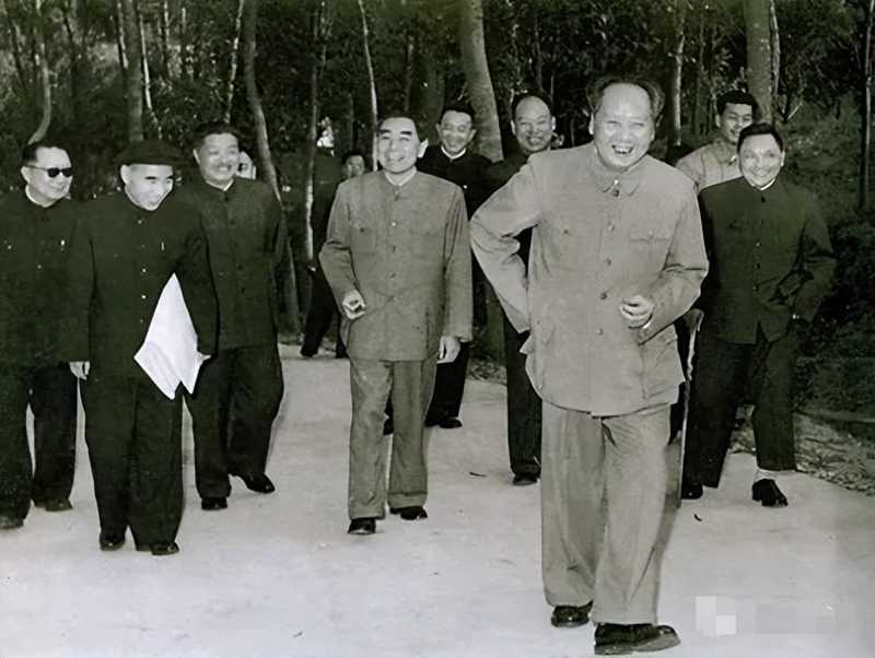 1960年1月，在廣州出席軍委擴(kuò)大會(huì)議的中央領(lǐng)導(dǎo)。右起：鄧小平、毛澤東、彭真、羅瑞卿、周恩來(lái)、賀龍、林彪、聶榮臻_編輯(1).jpg