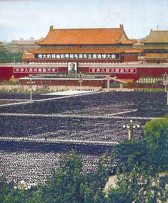 1976年9月18日，北京百萬(wàn)市民和人民解放軍官兵在天安門廣場(chǎng)舉行毛澤東追悼大會(huì)_編輯.png