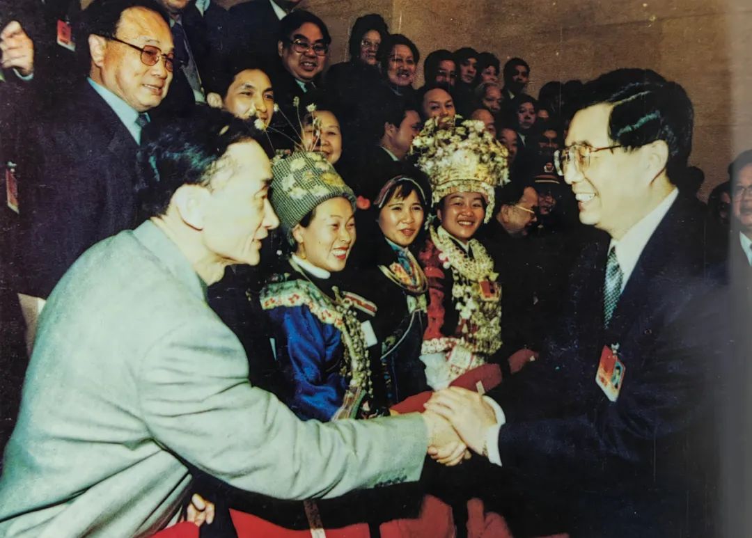 2002年全國(guó)人大，胡錦濤總書(shū)記和鄒開(kāi)良親切握手.jpg
