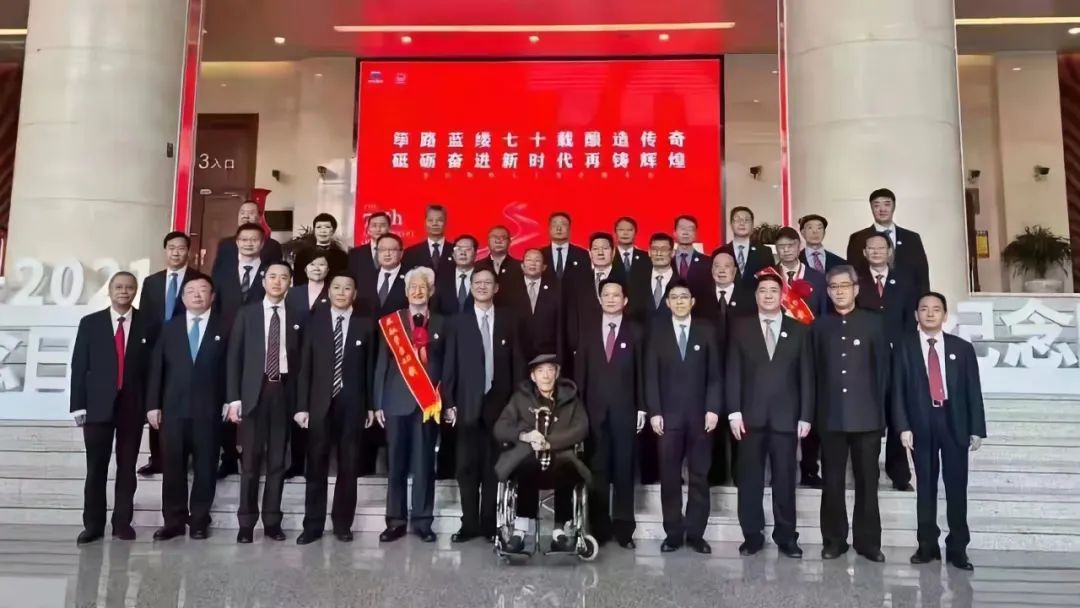 茅臺(tái)七十周年大會(huì)，鄒開(kāi)良與茅臺(tái)歷屆領(lǐng)導(dǎo)人們.jpg
