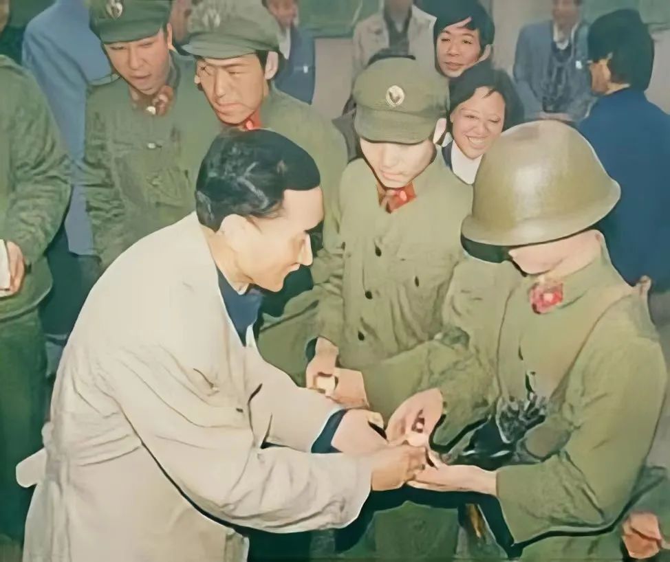 鄒開(kāi)良和他的同事們，以那個(gè)年代特有的決心和膽識(shí)，在風(fēng)口浪尖艱難前行，為茅臺(tái)酒廠(chǎng)后來(lái)走向現(xiàn)代化企業(yè)，實(shí)現(xiàn)跨越式發(fā)展奠定了良好基礎(chǔ)。.jpg