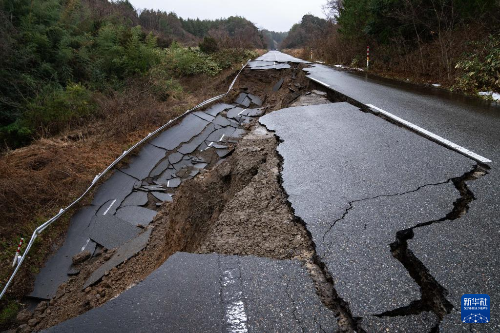 1月2日，在日本石川縣羽咋郡，道路被地震損壞。.jpg