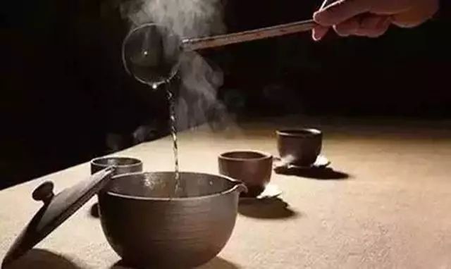無(wú)論時(shí)代如何變遷，人們對(duì)酒的情感和對(duì)友情的珍視從未改變。在寒冷的冬日里，不妨與好友一同舉杯，讓酒的暖意驅(qū)散寒冷，讓友情溫暖我們的心靈。.jpg