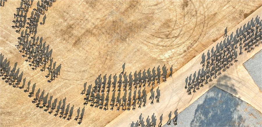第74集團軍某旅黨委強化領戰(zhàn)意識，帶領官兵掀起訓練熱潮。官兵全副武裝奔向戰(zhàn)位。.jpg