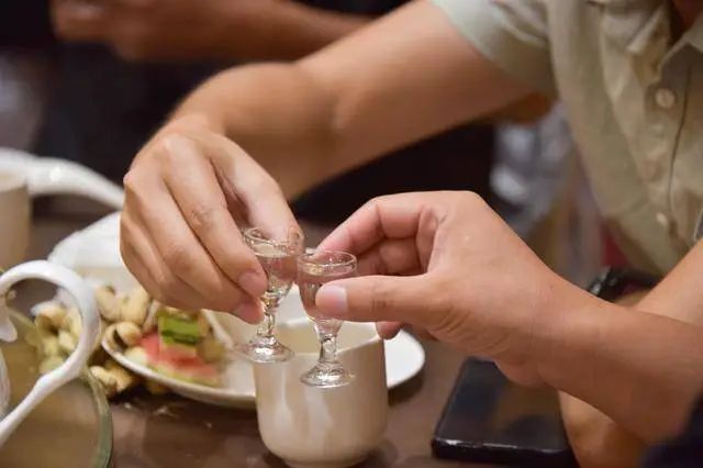敬酒時不知道說什么？學(xué)會這四招，得體又恰當(dāng)，敬酒不再尷尬！.jpg