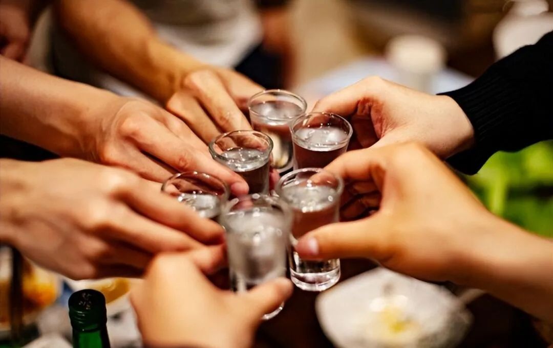 如何正確結(jié)交酒桌上的人？.jpg