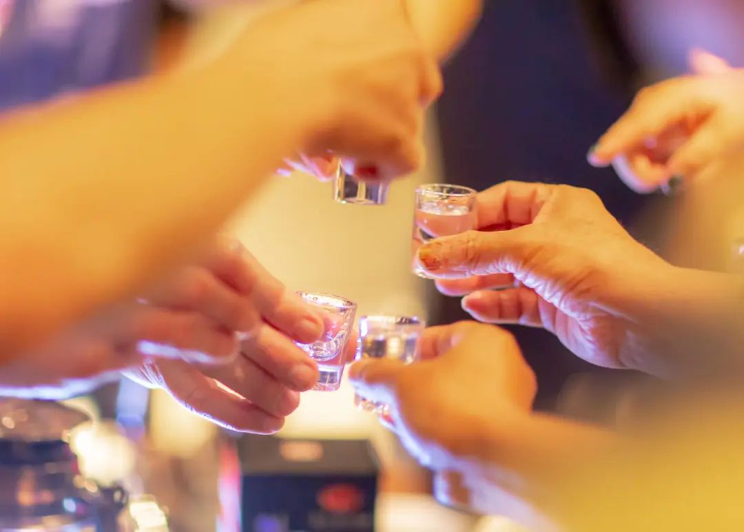 教你幾招醬酒喝法，招待應(yīng)酬不失禮!.jpg