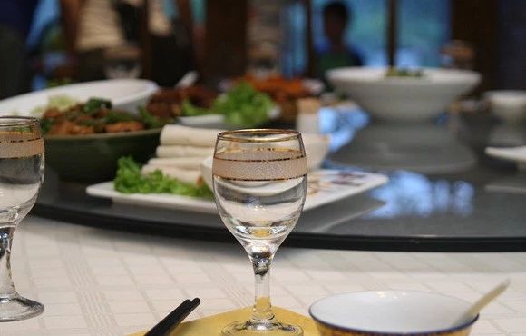 酒局：圈子不同，不必強(qiáng)融.jpg