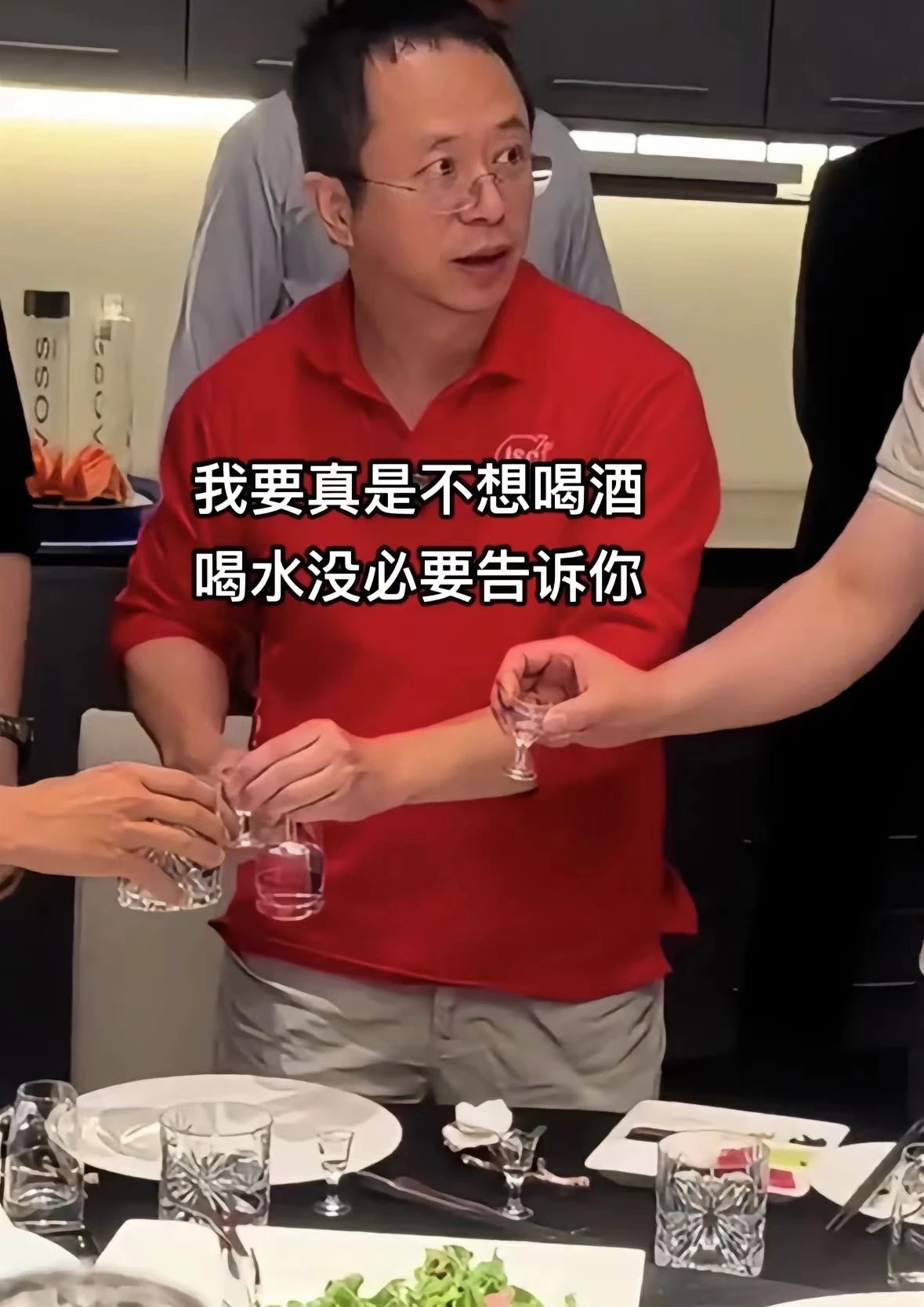 酒局：圈子不同，不必強(qiáng)融2.jpg