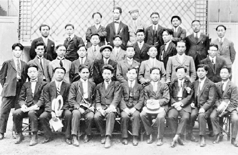 1924年7月，出席旅歐中國共產(chǎn)主義青年團(tuán)第三次代表大會的代表在巴黎合影，后排右三為鄧小平.jpg