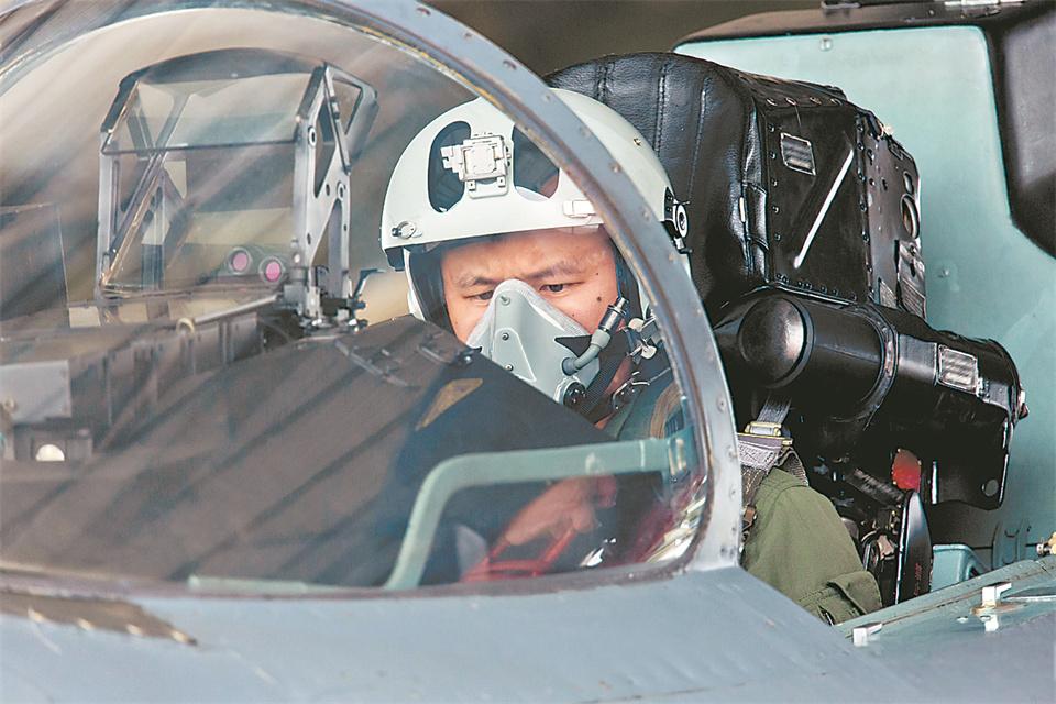 起飛前，飛行員仔細檢查飛機.jpg