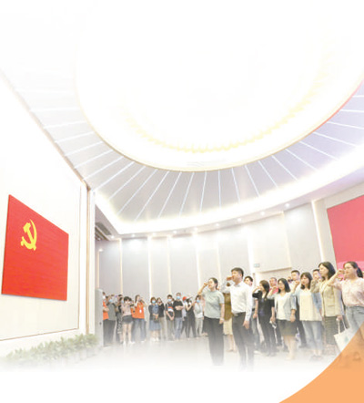 黨員在中共一大紀(jì)念館里重溫入黨誓詞。.jpg